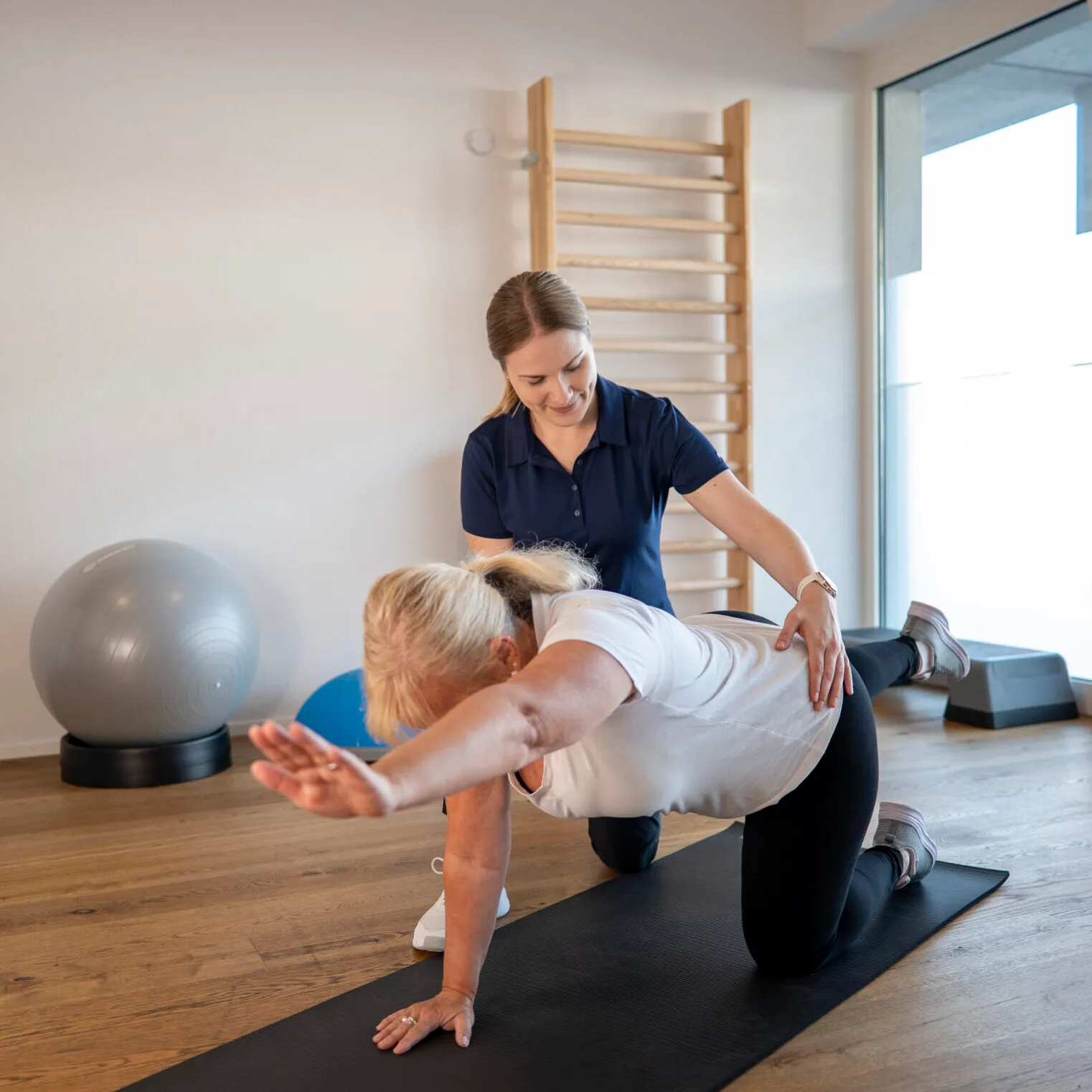 Rückenübung in der allgemeinen Physiotherapie